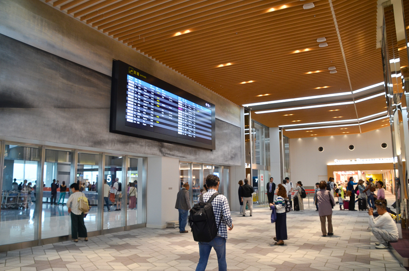 伊丹空港の到着ロビー。昨年4月にリニューアルされ、綺麗な空港ターミナルビルに生まれ変わった
