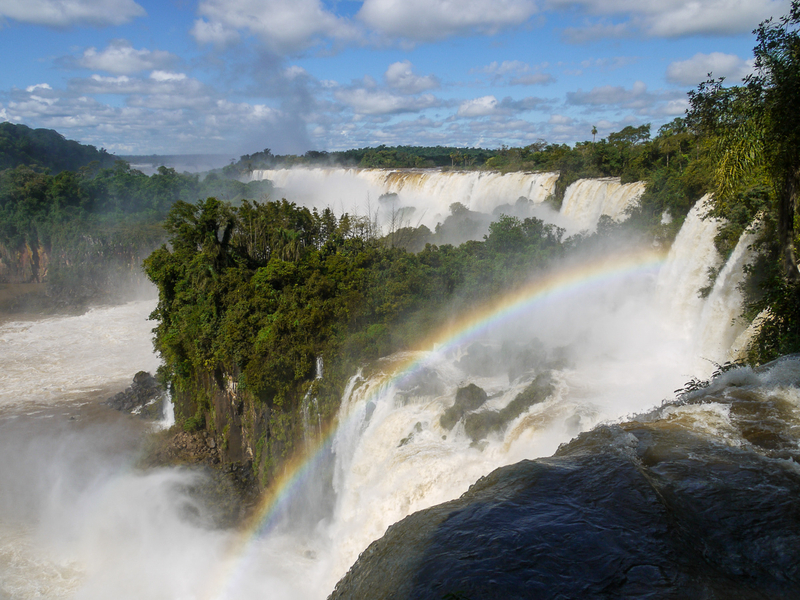 ブラジルの人気観光地であるイグアスの滝（2010年、筆者撮影）