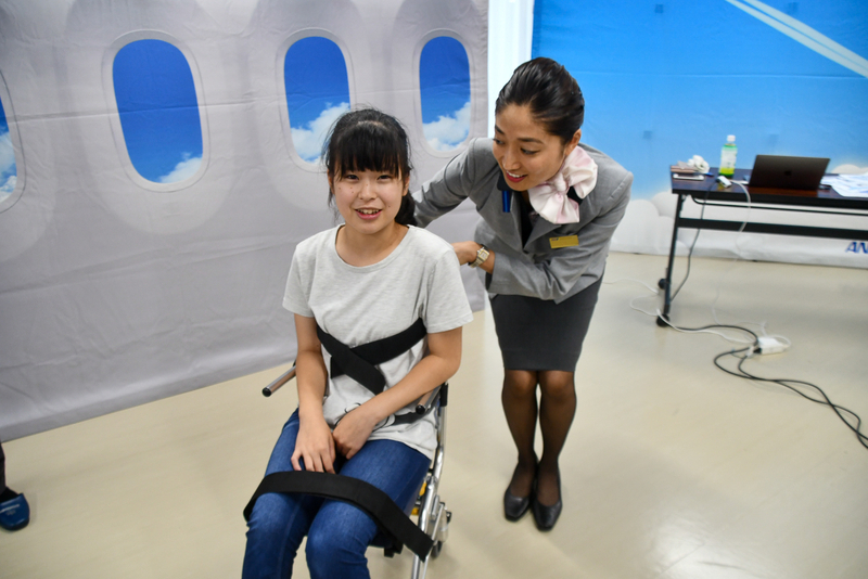 機内用の車椅子を体験する参加者