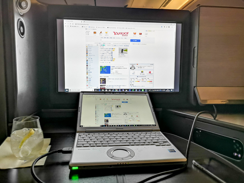 4K・HD対応24インチの大型モニターで映画などが楽しめるほか、HDMIケーブルを持参することで、ノートパソコンの画面を出すことも可能。大型画面で画像が鮮明だった（8月4日、機内にて筆者撮影）
