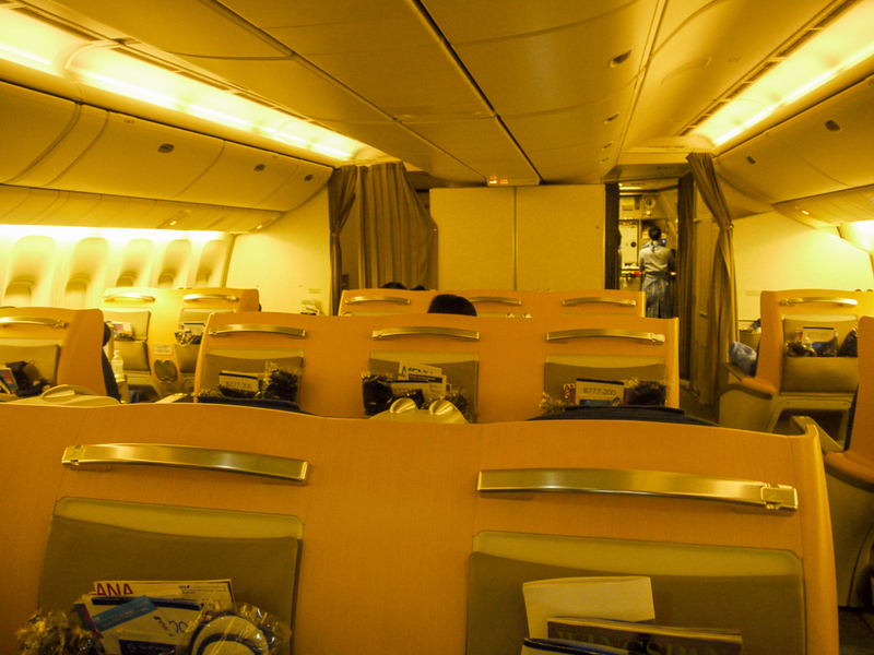 ボーイング747-400型機の「NewStyle,CLUB ANA」は2-3-2の座席配列だった(筆者撮影)