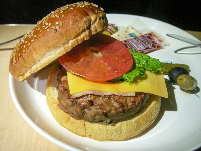 当時、ビジネスクラスでの中間食(軽食メニュー)として、ハンバーガーが大人気だった(筆者撮影)