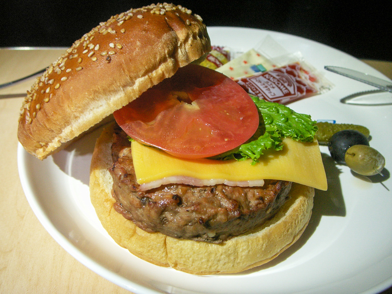 当時、ビジネスクラスでの中間食（軽食メニュー）として、ハンバーガーが大人気だった（筆者撮影）