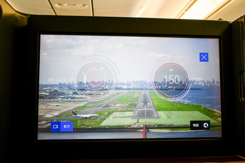 羽田空港着陸直前の機体カメラからの映像。画面では進行方向に向かっているが、実際は逆方向に進んでいる。だが逆向きに進んでいる感覚が全くなかった（8月5日、筆者撮影）