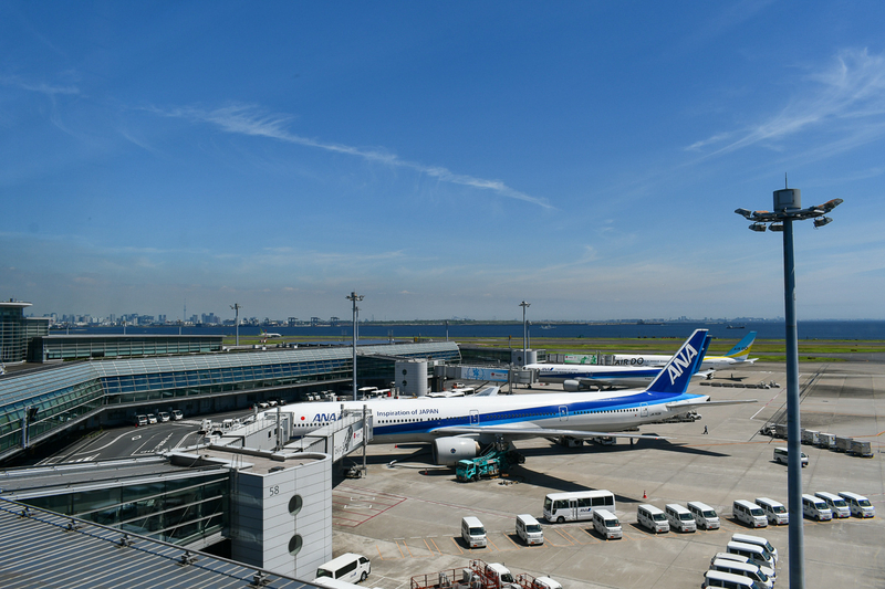 羽田空港第2ターミナルに駐機するANA機（筆者撮影）