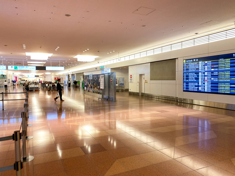 到着便は数便のみで人が少ない羽田空港国際線ターミナルの到着ロビー（10月12日午前11時、筆者撮影）