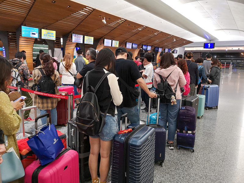 台北・桃園空港のバニラエアチェックインカウンター。多くの台湾の方が大きな荷物と共にチェックインの列に並んでいた（10月20日、筆者撮影）