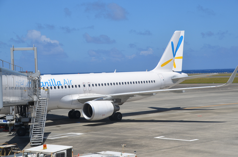 奄美空港に駐機するバニラエア機。一部の機体は黄色ではなく白い機体もあった（2014年、筆者撮影）
