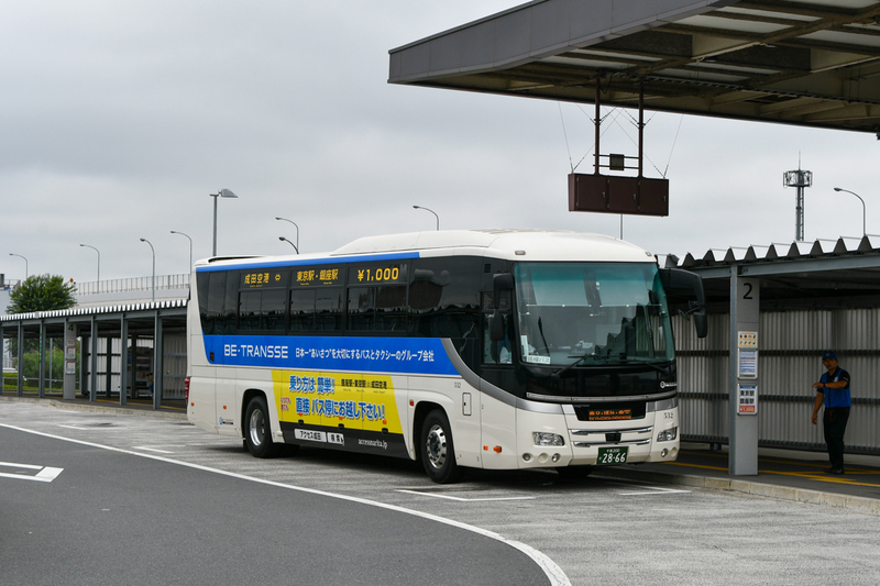 成田空港第3ターミナルに停車中の「THEアクセス成田」。ビィー・トランセグループとジェイアールバス関東との共同運行だ
