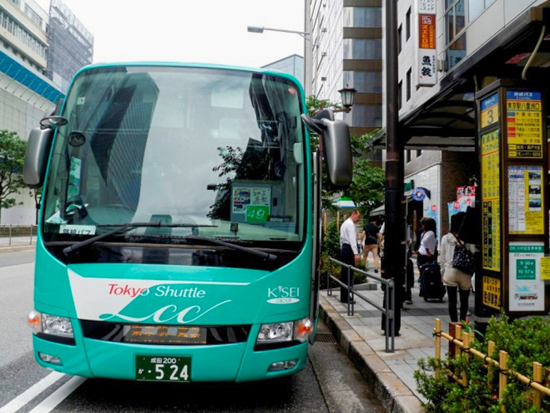 「東京シャトル」は京成バスを中心に2012年7月に運行を開始。緑色のバスが目印（筆者撮影、以下同じ）