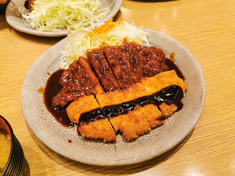 人気の味噌カツが空港で食べられると国内外の空港利用者から人気(2月12日、筆者撮影)