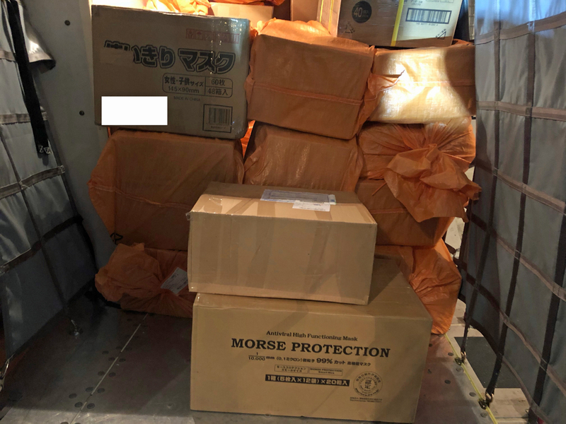 箱詰めされたマスクなど中国向け緊急支援物資の郵便が搭載された（ANA提供写真：一部写真を加工しております）