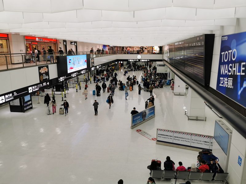 海外からの訪日外国人（インバウンド）も大幅に減っている（成田空港第2ターミナル到着ロビー、2月23日筆者撮影）