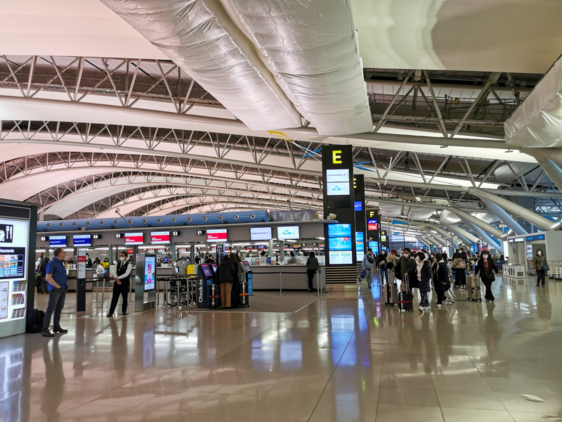 第1ターミナルは普段よりは人はかなり少ないが、ある程度の利用者が見られた（3月7日午前、筆者撮影）