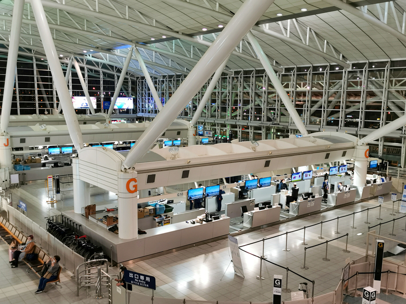 福岡空港国際線ターミナルのチェックインカウンター（3月7日夜、筆者撮影）