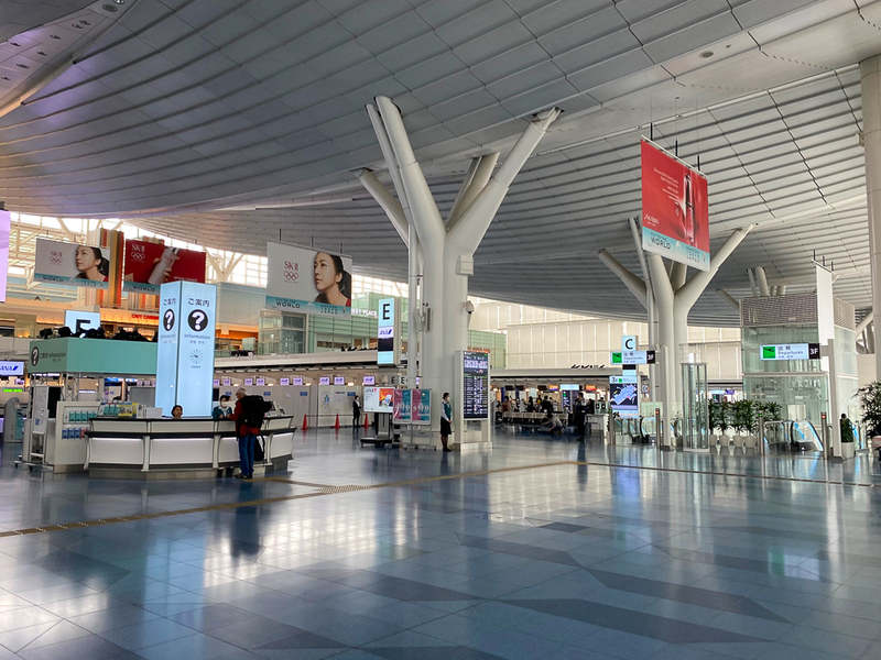 国際線の運休が相次ぎ、閑散とする羽田空港第3ターミナル（旧国際線ターミナル）のチェックインカウンター（3月9日、筆者撮影）