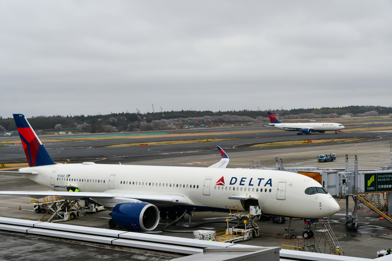 手前がアトランタから到着したDL295便、奥がシアトルから到着したDL167便。最終日はこの2路線のみとなった