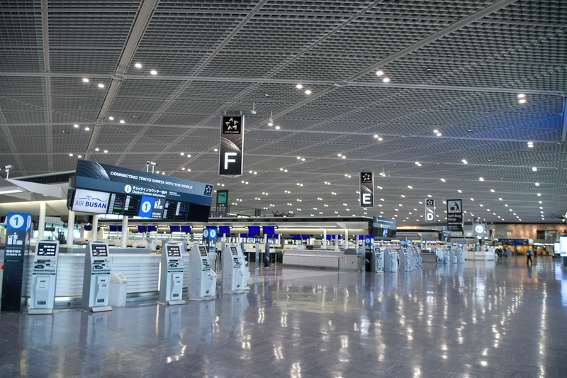 成田空港第1ターミナル南ウイング、チェックインカウンター(4月4日午前8時30分頃)