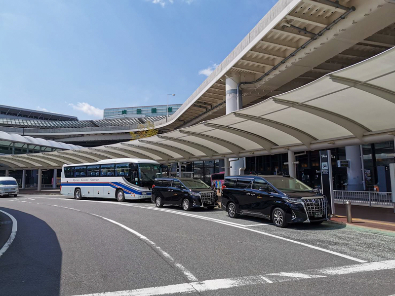 成田空港第1ターミナルには到着客を自宅まで送迎するハイヤーが検疫強化後に多く見られるようになった(4月10日撮影)