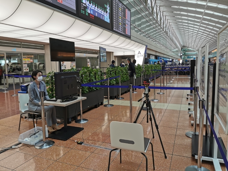 ANA便が出発する第2ターミナルの保安検査場では、13時より体温確認が開始された（4月17日13時、筆者撮影）