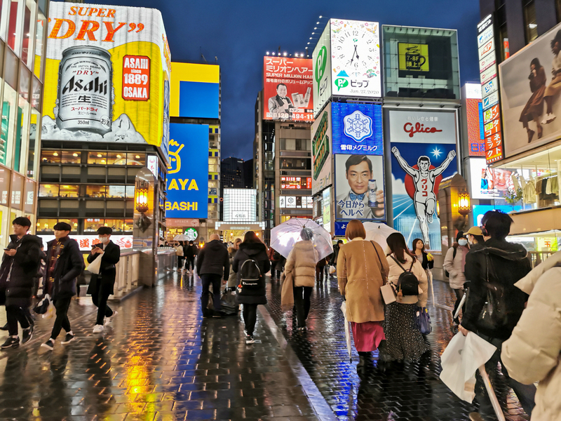 約3ヶ月前の1月27日の大阪・道頓堀。中国からの団体旅行が禁止された直後で外国人観光客が減り始めた頃だったが、まだ日本国内の自粛はなく、多くの人が歩いていた（1月27日、筆者撮影）