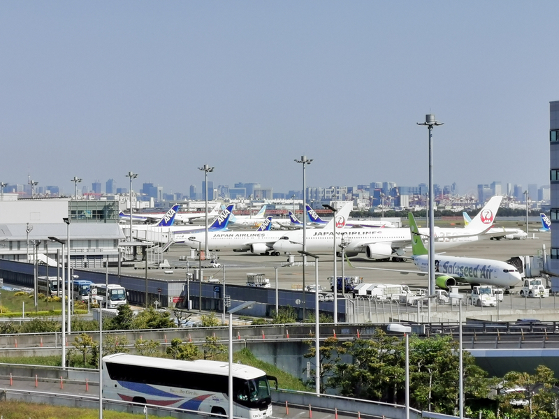 羽田空港では欠航便が多いことから、多くの飛行機が普段使わないスポットも含めて駐機している（4月29日午前9時、筆者撮影）