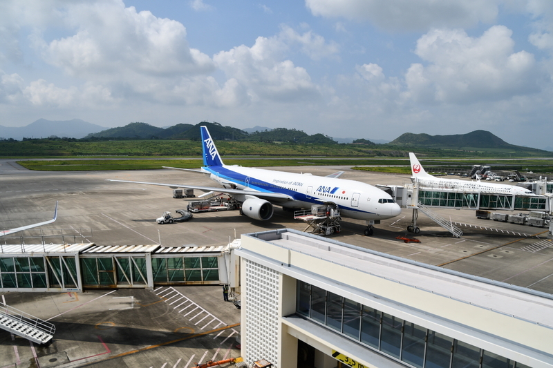 繁忙期においては、ANAは羽田～石垣線に405人乗りのボーイング777-2000型機を投入し、2019年夏もほぼ満席の状況が続いていた（2018年8月、石垣空港にて筆者撮影）