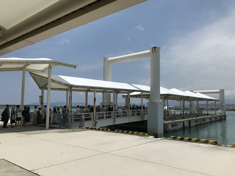 石垣島へ戻る観光客で混雑していた竹富港。近年はクルーズ船などで石垣島を訪れる外国人観光客も竹富島に多く訪れるようになっていた（2018年7月、筆者撮影）