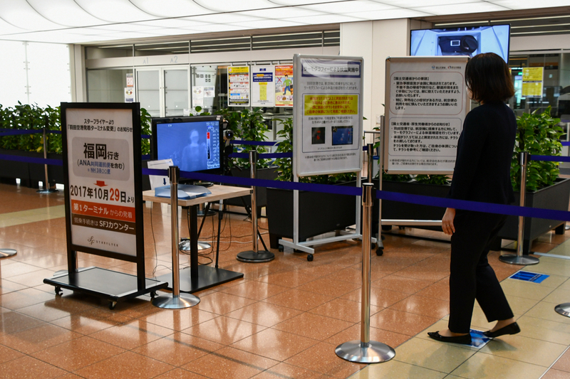 羽田空港をはじめ、成田・伊丹・関西・中部・福岡の6空港でサーモグラフィーによる検温を実施している（筆者撮影）