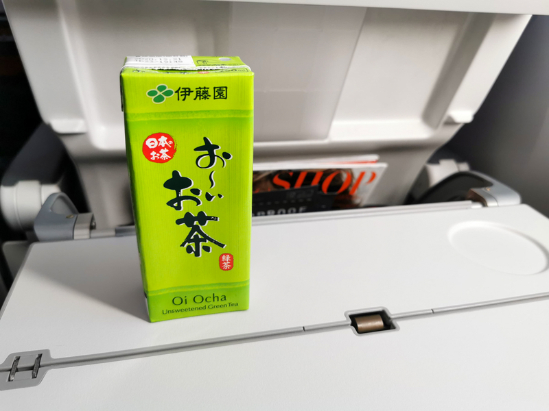 JAL国内線でも紙パックのお茶が提供されている（6月4日、筆者関係者撮影）