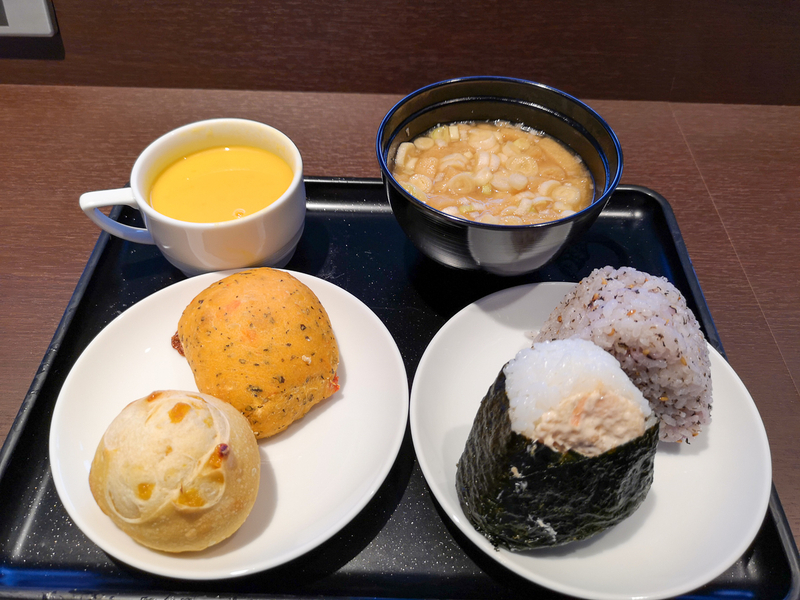 羽田空港「ダイヤモンド・プレミアラウンジ」で提供される食事（2019年9月撮影）