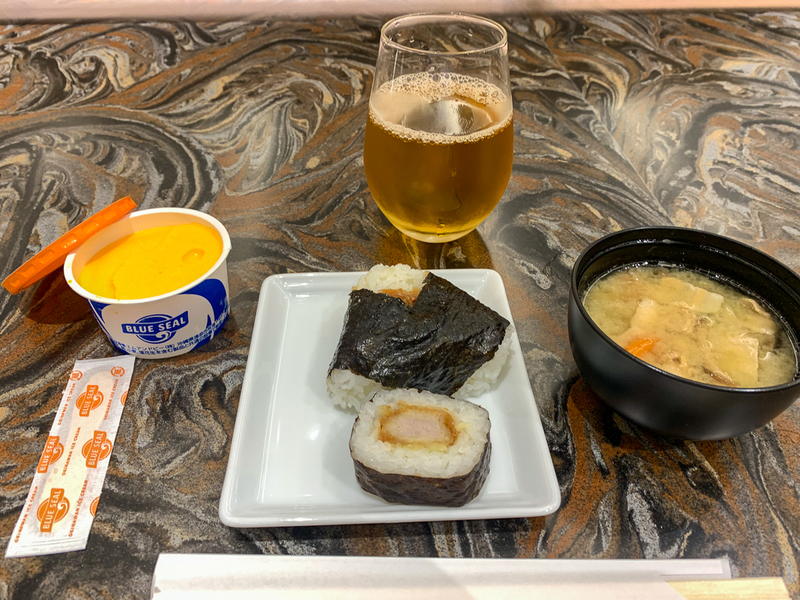 那覇空港の「ANAスイートラウンジ」で提供される軽食（2019年撮影）