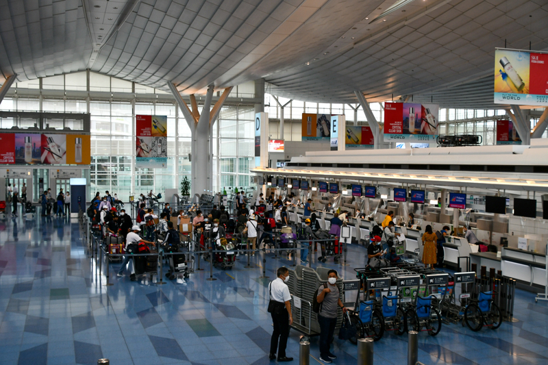 7月1日午後に羽田空港を出発したフィリピン航空のマニラ行きチェックインカウンターは長蛇の列ができていた