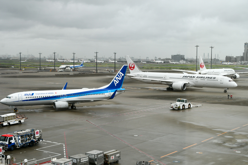 羽田空港第3ターミナルに並ぶANA機とJAL機