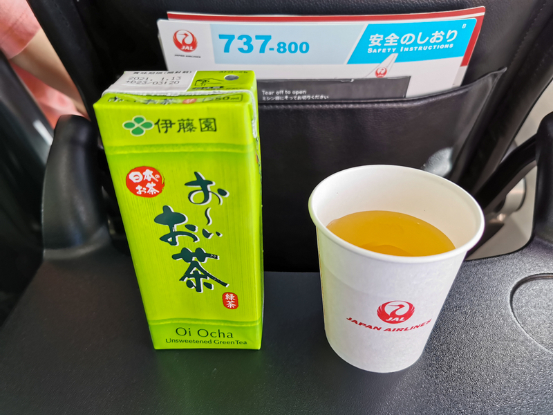 JAL国内線では、アップルジュースは紙コップ、お茶は紙パックで提供されていた（7月7日、筆者撮影）