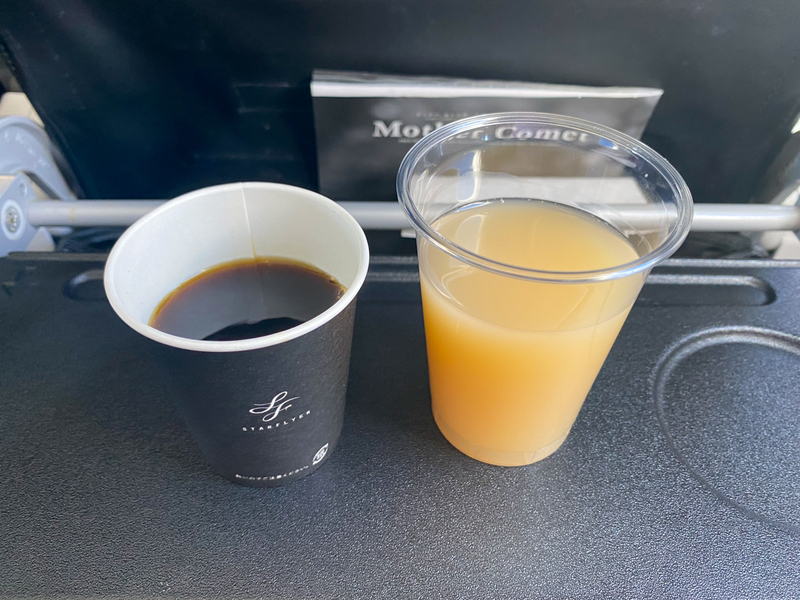 国内航空会社で唯一、現在もコーヒーを提供しているスターフライヤー（6月10日、筆者撮影）