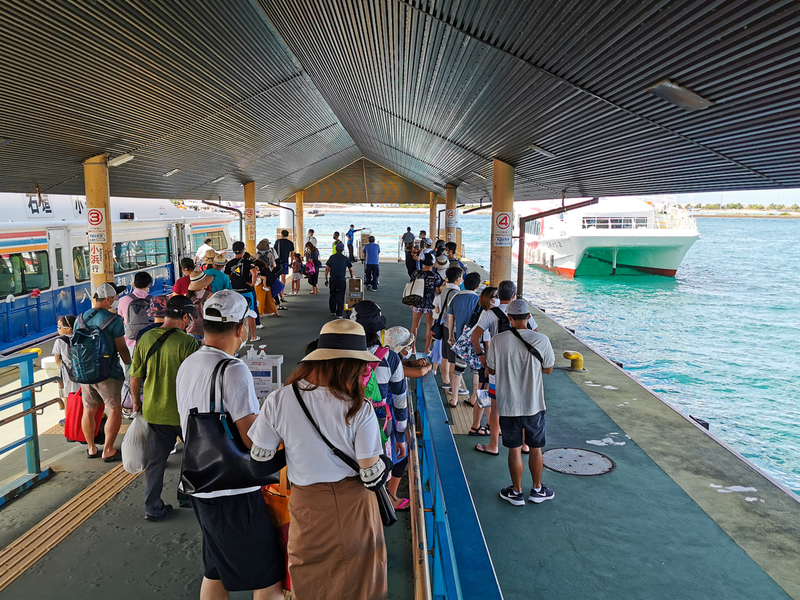 7月24日の石垣港の離島ターミナル。竹富島や小浜島、西表島へ向かう観光客で賑わっていた（筆者撮影）