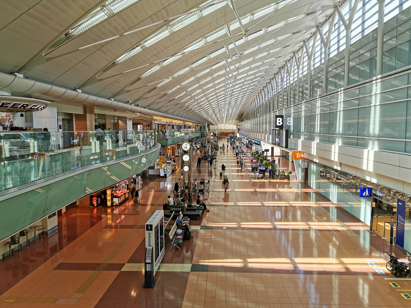 8月4日の羽田空港第2ターミナル。4月・5月の緊急事態宣言中に比べると利用者は増えたが、混雑している状況にはなっていない（8月4日午後、筆者撮影）