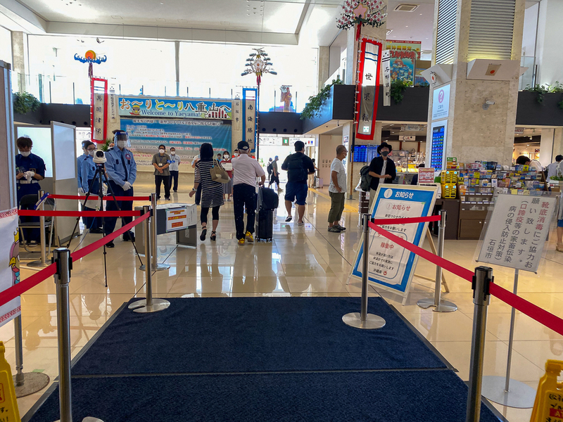 沖縄県内の各空港では到着ロビーでサーモグラフィーによる体温チェックが行われている（7月23日、石垣空港にて筆者撮影）