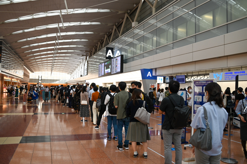羽田空港第2ターミナルの保安検査場「A」では最大50メートル近い行列に（9月19日午前7時過ぎ、筆者撮影。以下全て同じ）