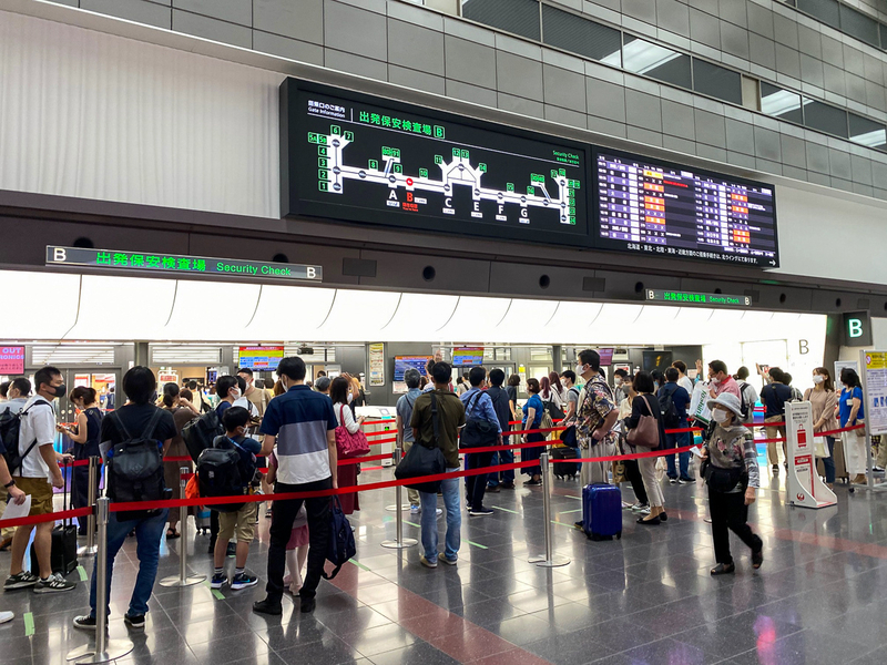 JAL便が出発する第1ターミナルの保安検査場でも混雑が見られた（午前9時半頃撮影）※午前10時画像追加