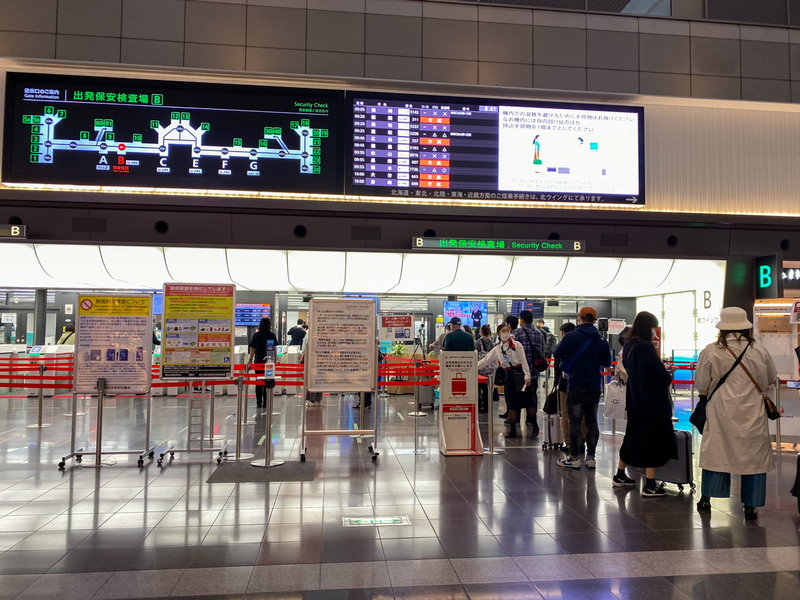 10月17日午前8時40分頃、JALが出発する第1ターミナルでも多くの人が見られた