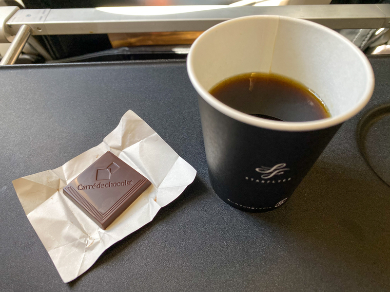 スターフライヤーの機内無料サービスで人気のタリーズのホットコーヒーとチョコレートの組み合わせが10月1日から復活した（機内にて撮影）
