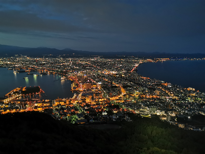 函館山からの函館市内の夜景（2020年7月、筆者撮影）