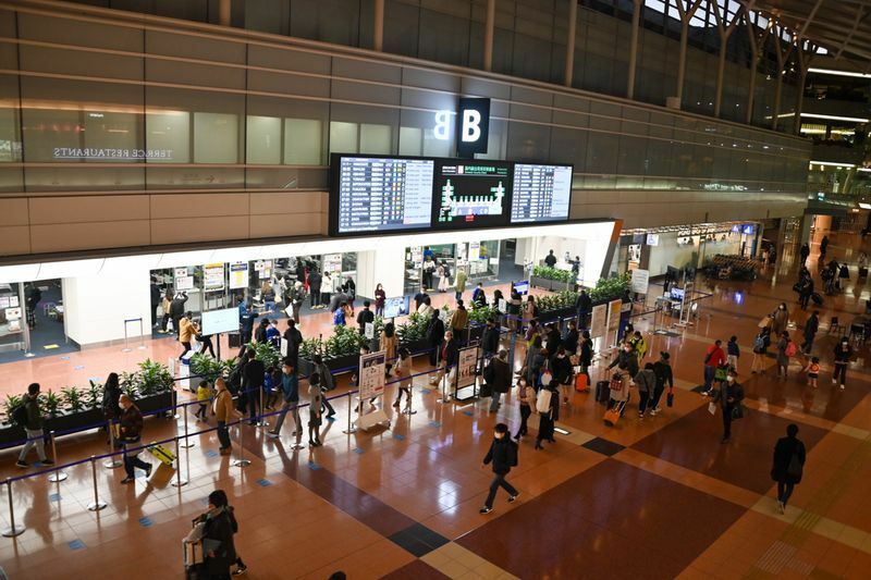 12月26日朝6時半過ぎの羽田空港第2ターミナルのチェックインカウンター。混雑はしていないが、8月のお盆期間よりは利用者は多いが、9月・11月の連休初日に比べると大幅に利用者が減っている（筆者撮影）