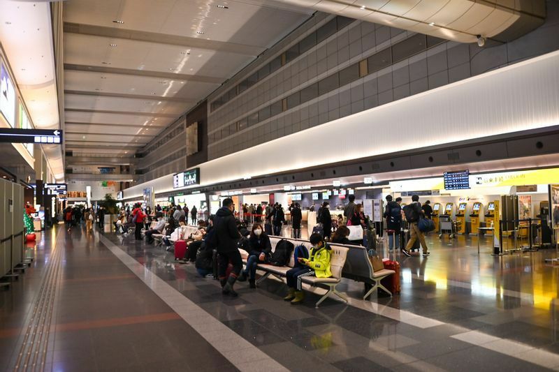JALグループ便とスカイマーク、スターフライヤーが発着する第1ターミナルのチェックインカウンターも12月26日の年末年始初日の朝6時15分前後でも混雑は見られなかった（筆者撮影）