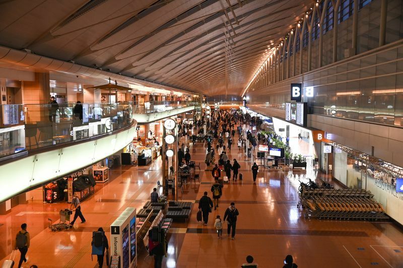 12月27日（日）の朝の羽田空港も人出は見られたが、大きな混雑はなかった。全般的に家族連れの姿が減っているように感じた（12月27日午前6時半過ぎ、羽田空港第2ターミナルにて筆者撮影）