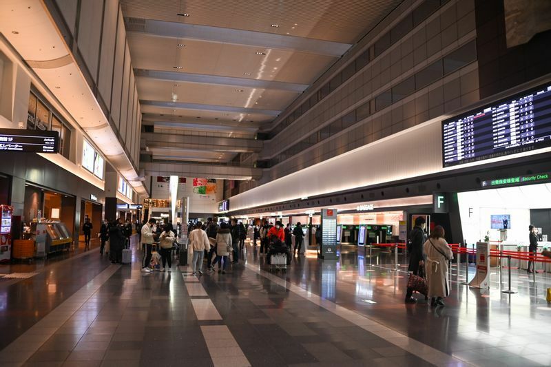 12月27日（日）の朝7時頃の羽田空港第1ターミナル。少人数での移動光景が多い（筆者撮影）