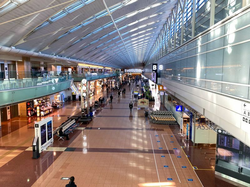 羽田空港を出発するANA国内線は全便、北側のチェックインエリア及び保安検査場の利用となる。緊急事態宣言発令後、利用者は明らかに減っている（1月19日、15時半頃筆者撮影。以下すべて同じ）