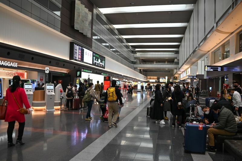 JAL便が発着する羽田空港第1ターミナル北ウイングのチェックインカウンター（3月27日午前8時半頃、筆者撮影）